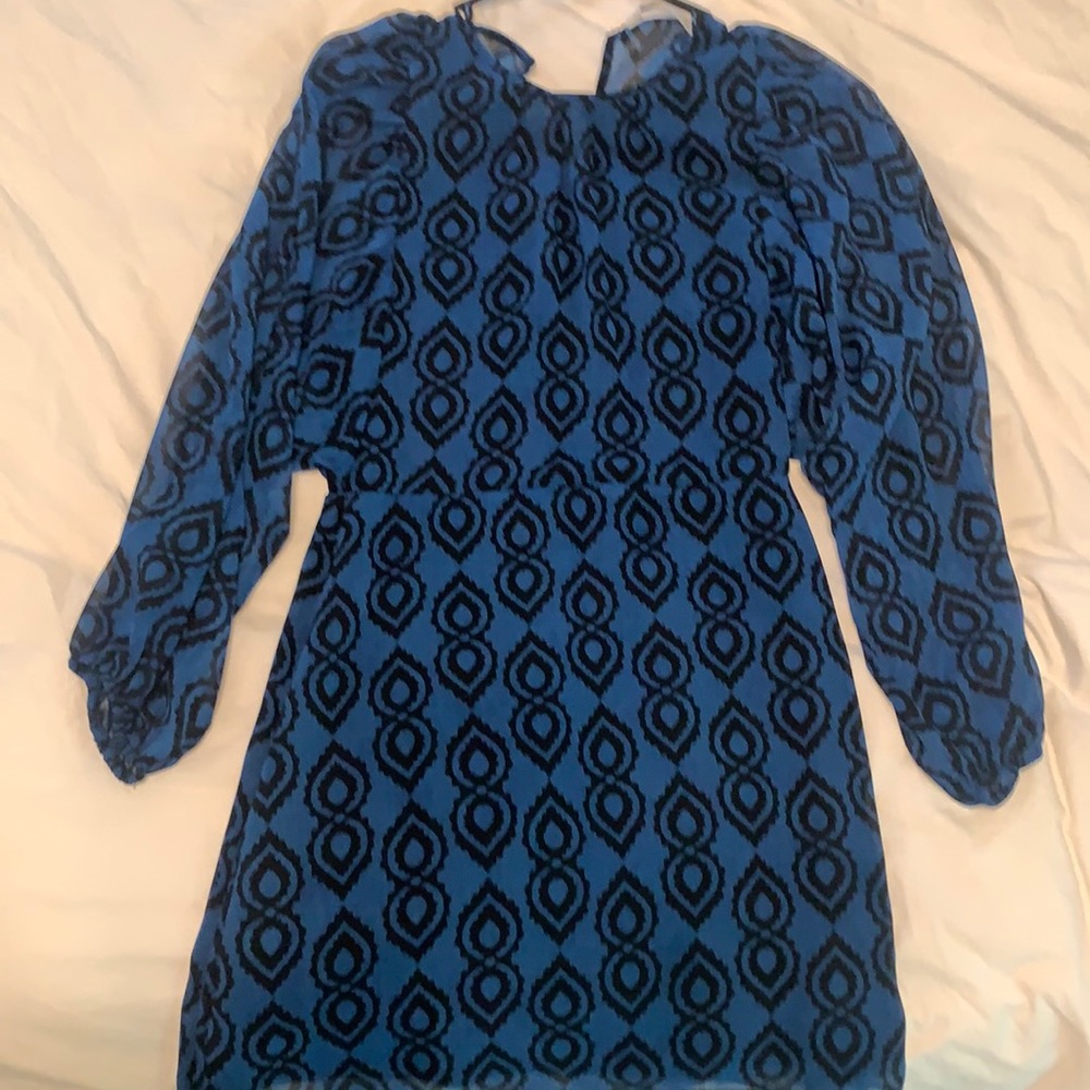 Blue patterned minidress with flowy sleeves